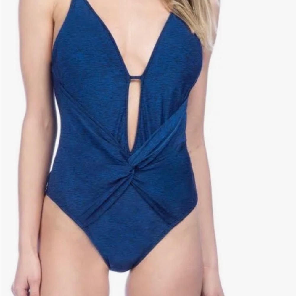 LA BLANCA SPRUCE IT UP TWIST FRONT STRAP ONE PIECE SWIMSUIT